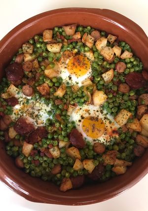 Una foto de Huevos a la flamenca con cebolla caramelizada 🍳