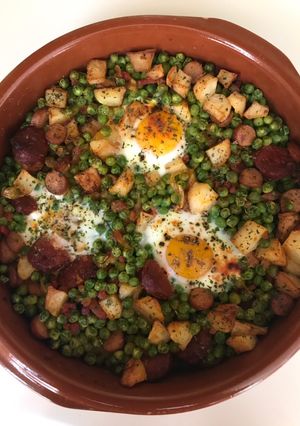 Una foto de Huevos a la flamenca con cebolla caramelizada 🍳
