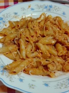 Una foto de Macarrones con atún y huevo duro