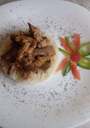 Una foto de Lomo al strogonoff con arroz moldeado