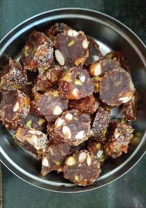 ખજૂર રોલ (Khajoor Roll Recipe In Gujarati) રેસીપી મુખ્ય ફોટો