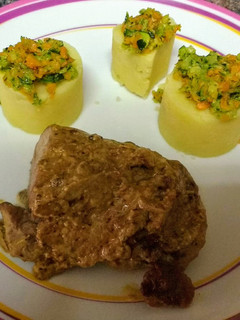 Una foto de Solomillo a la mostaza y miel con tartar de patata y verduras