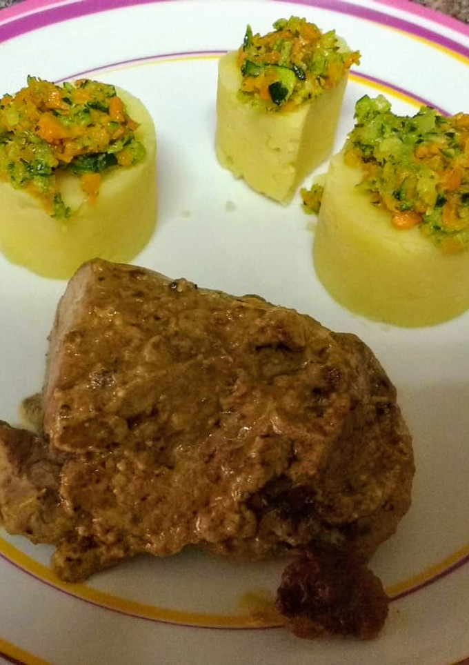 Una foto de Solomillo a la mostaza y miel con tartar de patata y verduras