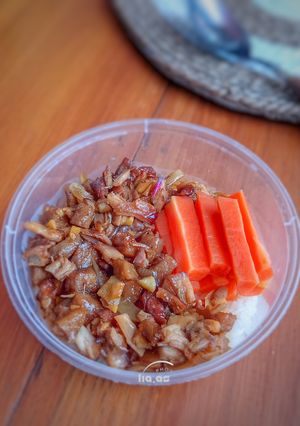 Foto resep Rice Bowl: Nasi Margarin Ayam Cincang Kecap Madu