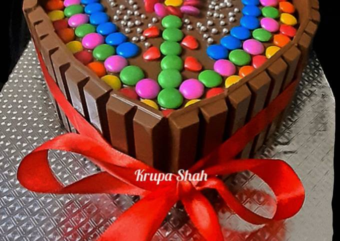 Kitkat & Gems Cake – Magic Bakers, Delicious Cakes