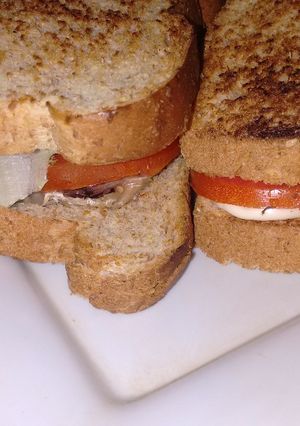 Una foto de Sándwich de sardinas, tomate, lechuga y queso