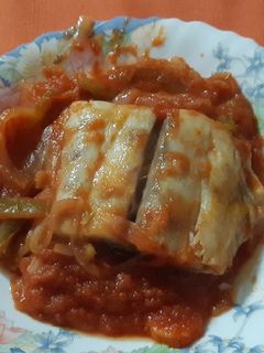 Una foto de Corvina con tomate