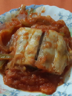 Una foto de Corvina con tomate