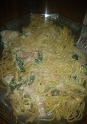 Una foto de Fideos con crema jamón y verdeo