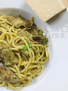 Una foto de Spaghetti con alcachofas y pesto de espinacas y nueces