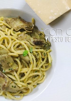 Foto principal de Spaghetti con alcachofas y pesto de espinacas y nueces