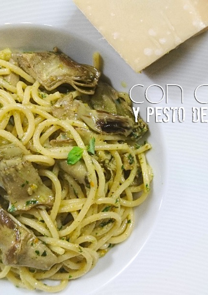 Una foto de Spaghetti con alcachofas y pesto de espinacas y nueces