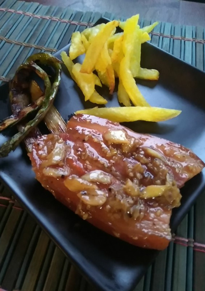 Una foto de Panceta a "baja temperatura" con piel de Ajos