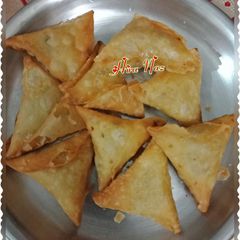 A picture of Keema Bharey Samosay.