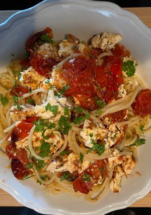 Une photo de Spaghettis feta et tomates cerises
