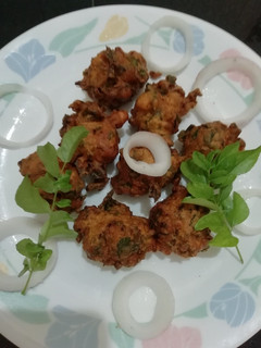 தண்டுக்கீரை போண்டா(thandukkeerai bonda recipe in tamil) செய்முறை முக்கிய புகைப்படம்