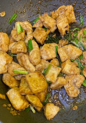 Hình của món Ức gà xào tỏi.
