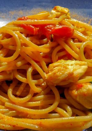 Una foto de Espaguetis con virutas de lubina