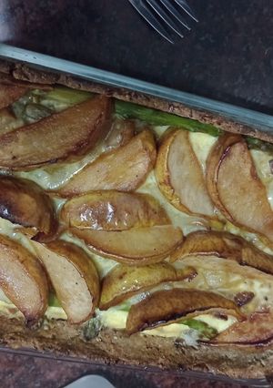 Una foto de Tarta agridulce de espárragos y peras
