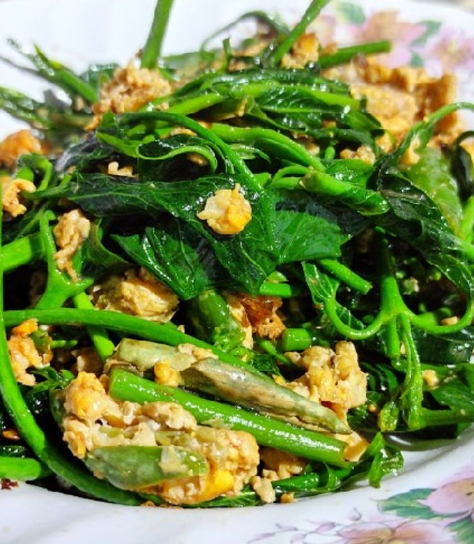 Công thức món Rau xào trứng Chiang Da của Krua Tua Dam, một đầu bếp vùng quê - Cookpad