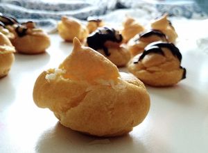 Égetett fánkocska (profiterol) kétféle krémmel recept fotója