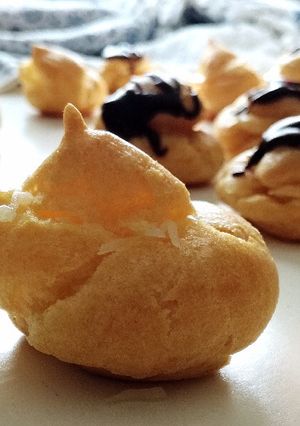 Égetett fánkocska (profiterol) kétféle krémmel recept fotója