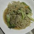 Fideos instantáneos con carne y verduras salteadas