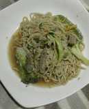 Fideos instantáneos con carne y verduras salteadas