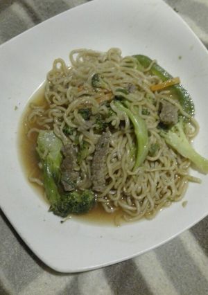 Una foto de Fideos instantáneos con carne y verduras salteadas