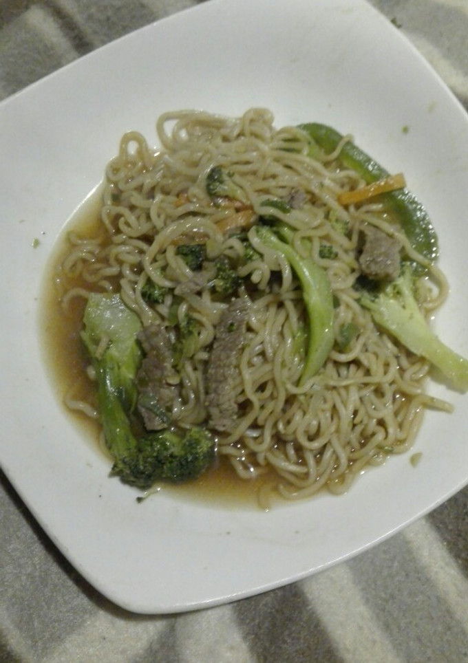 Una foto de Fideos instantáneos con carne y verduras salteadas