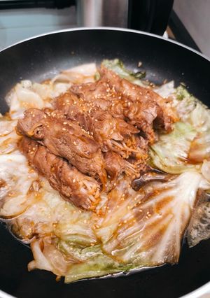 金針菇燒肉捲+高麗菜 的食譜成品照片