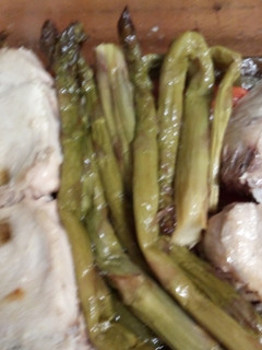 Una foto de Bonito a la plancha con trigueros y pimientos asados