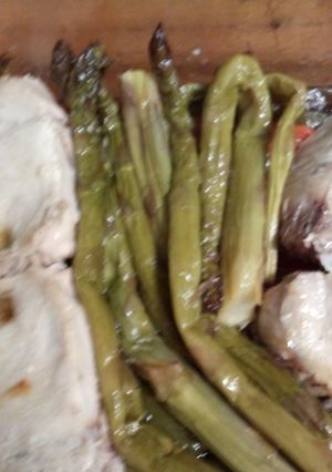 Una foto de Bonito a la plancha con trigueros y pimientos asados