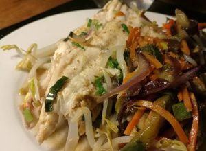 Una foto de Chop Suey de Verduras y Pescado "express"