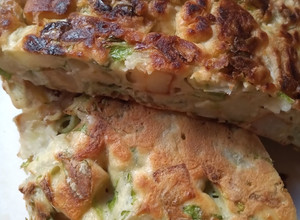 Una foto de Tortilla de lechuga y papas