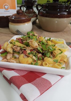 A picture of Macaroni.