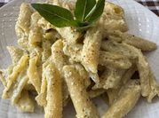Una foto de penne con pesto