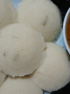 इन्सटेंट इडली वीथ सांभर(instant idli with samber recipe in hindi) रेसिपी मुख्य फोटो