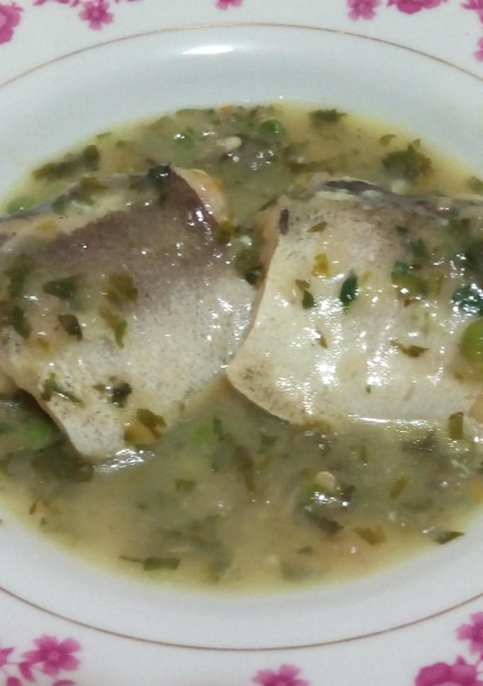 Una foto de Merluza austral en salsa verde