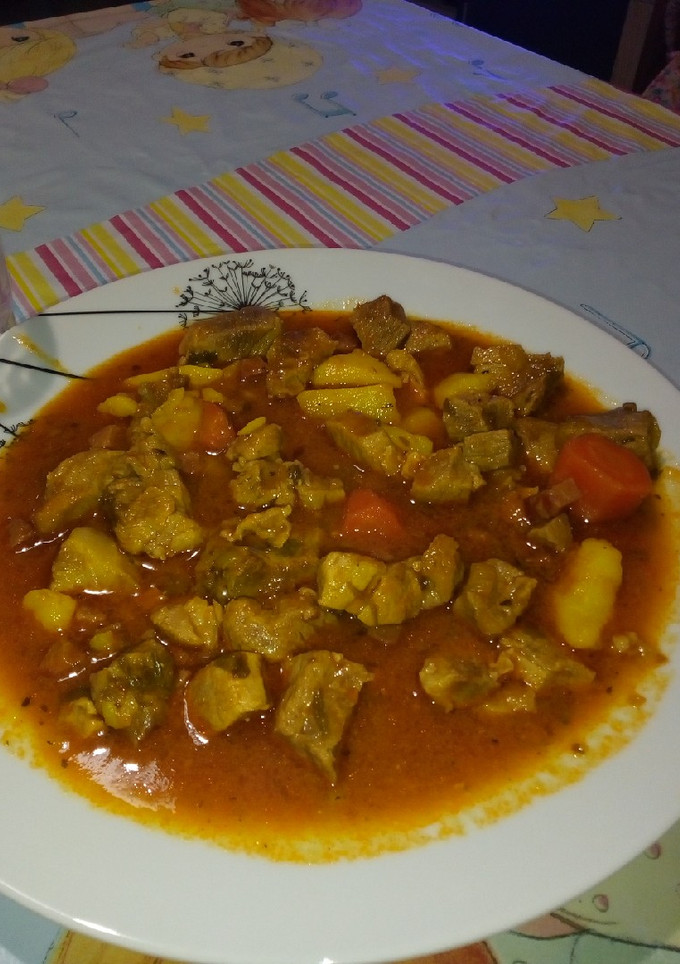 Una foto de Guisado de cabeza de lomo al vino