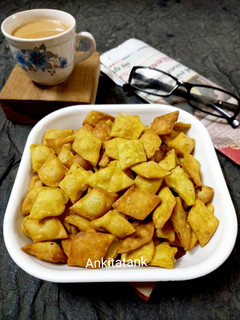 તીખા શક્કરપારા (Tikha Shakkarpara Recipe In Gujarati) રેસીપી મુખ્ય ફોટો