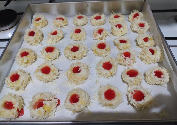Cara Gampang Menyiapkan Strawberry thumbprint cookies yang Enak