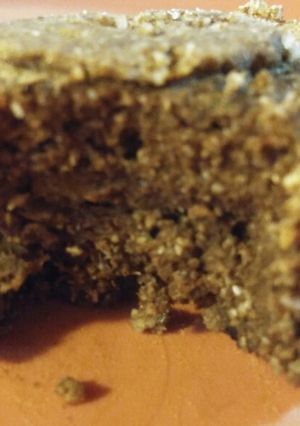 Una foto de Torta de algarroba y harina de arroz en taza, microondas