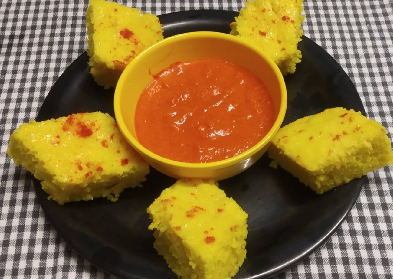 Live dhokla with garlic chutney
