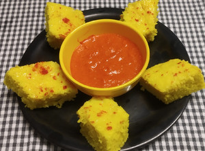 A picture of Live dhokla with garlic chutney.