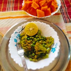 A picture of Butter garlic Broccoli with peas 😋(Healthy morning Breakfast).