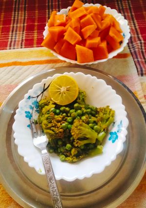 A picture of Butter garlic Broccoli with peas 😋(Healthy morning Breakfast).