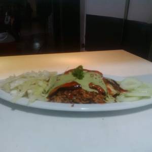 Pasticho de berenjena relleno de carne de soya con vegetales y salsa napolitana y salsa de albahaca fresca