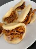 Pan bao con carne deshilachada de costilla a la bbq