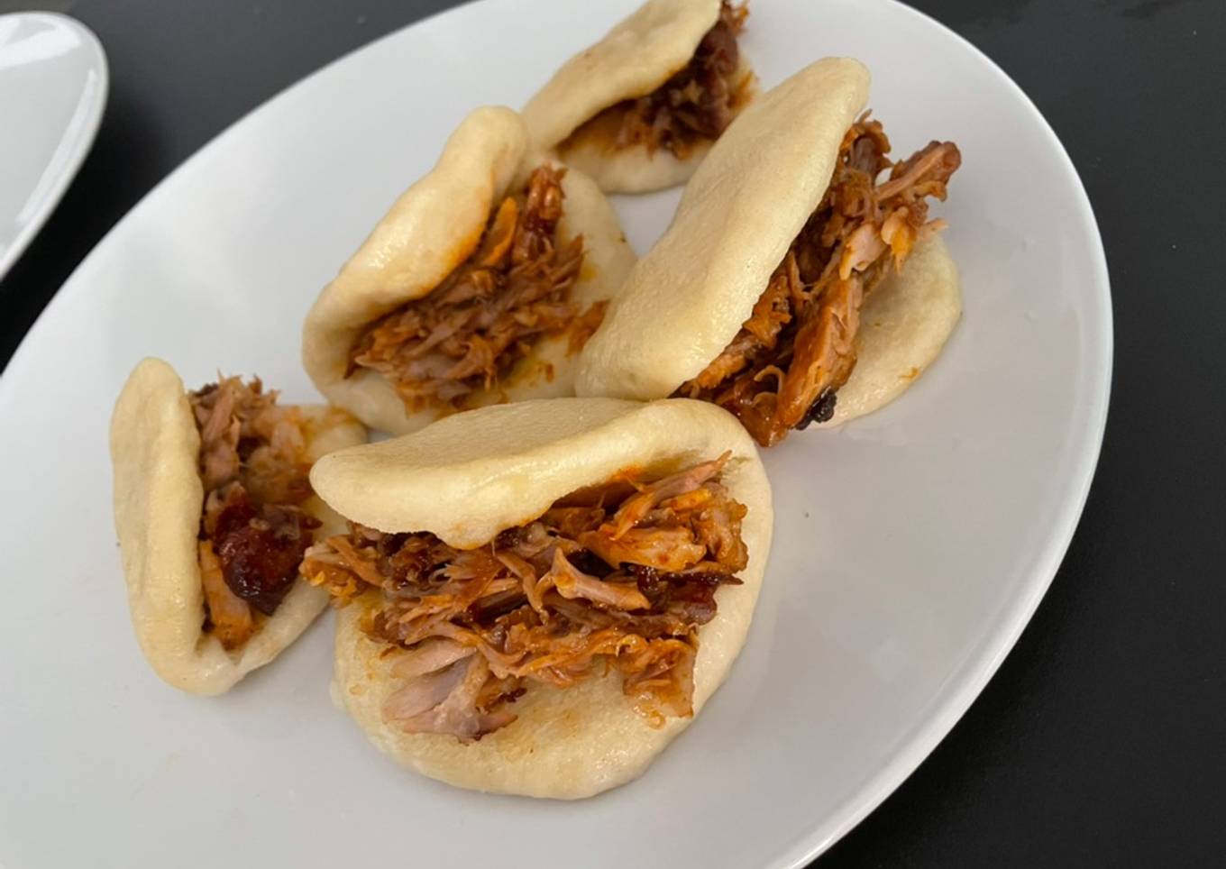 Pan bao con carne deshilachada de costilla a la bbq